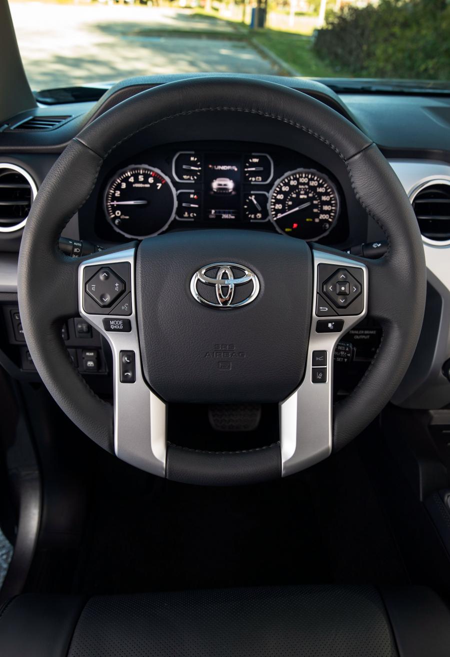 Панель приборов Toyota Tundra Platinum CrewMax 2017 года  (фото 16 из 18)